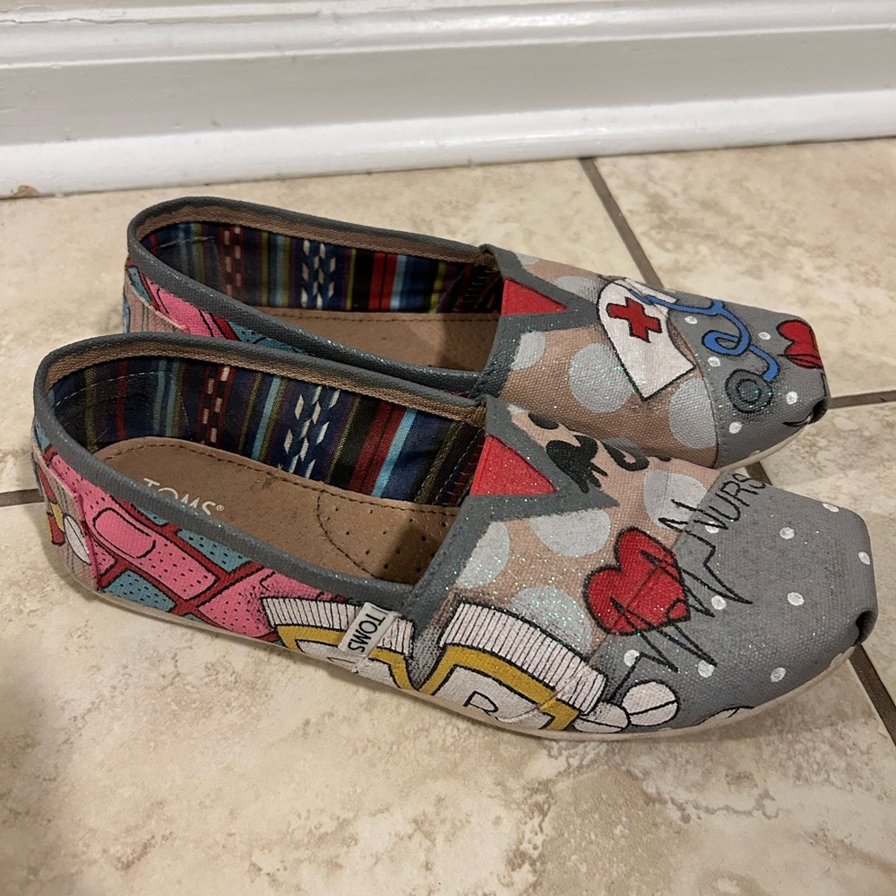 Toms Gray and Pink Flats with Artistic Design